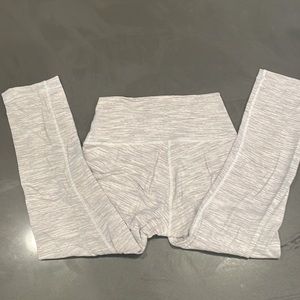 Lululemon Size 4. Length 25’.